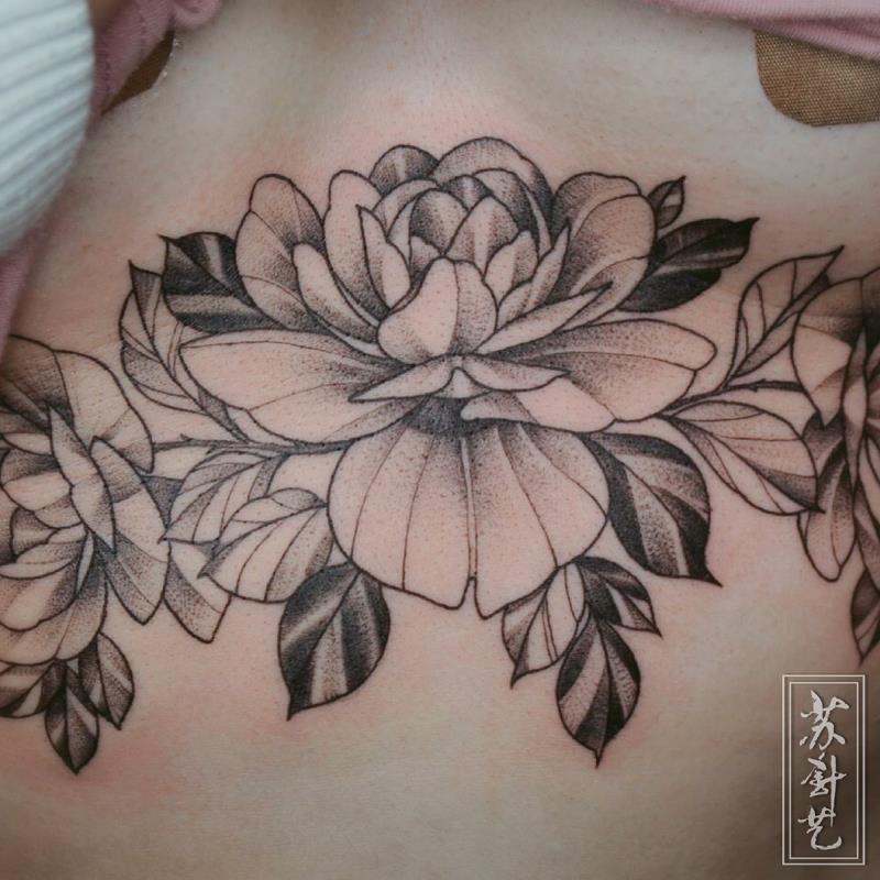 黑灰点刺腰腹牡丹纹身 苏针艺作品温婉雅致腰侧花卉纹身
