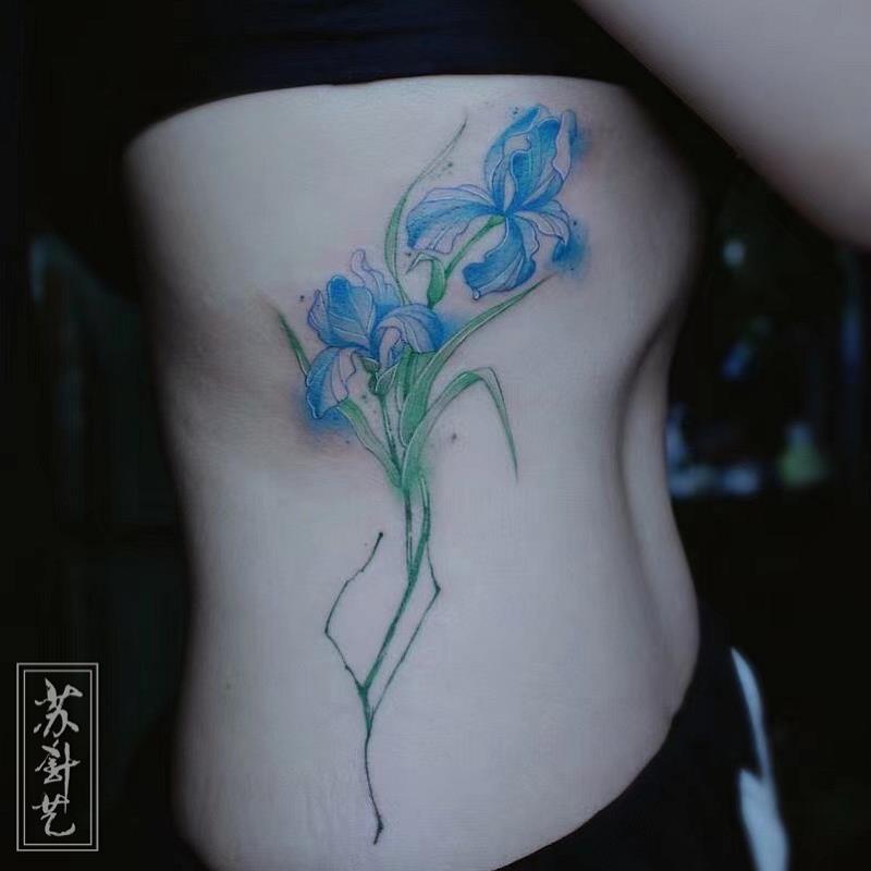 水彩蓝鸢尾腰侧纹身｜苏针艺温柔国风花卉腰侧纹身