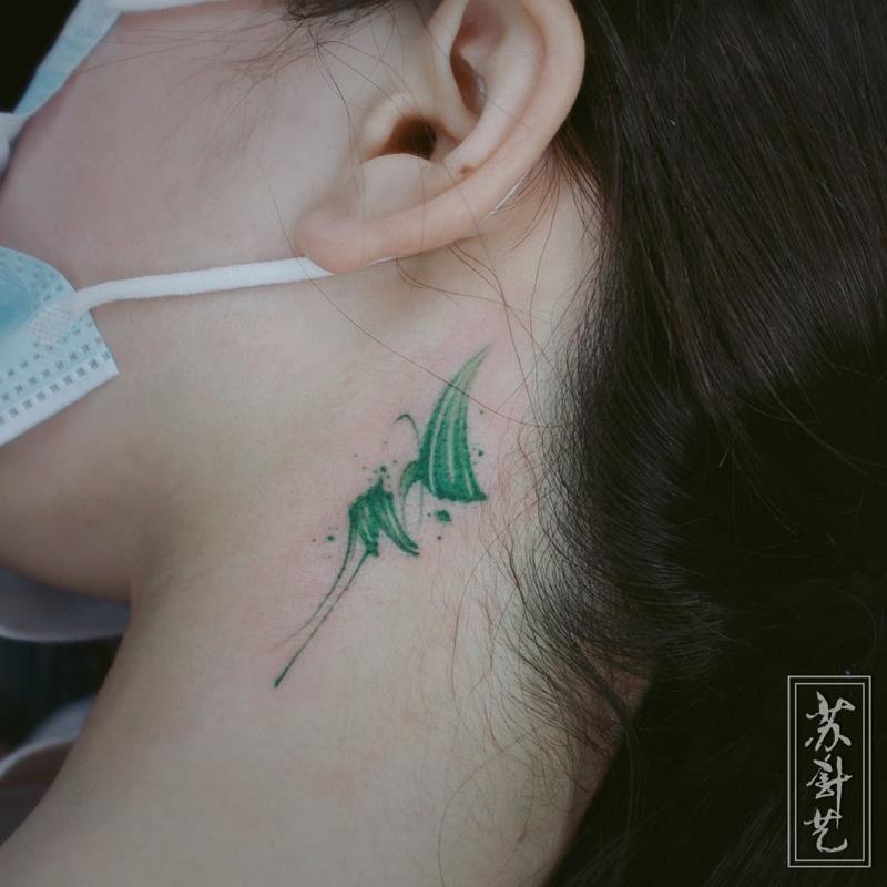 耳后绿色蝴蝶小纹身，清新泼墨彩色迷你小众耳后纹身