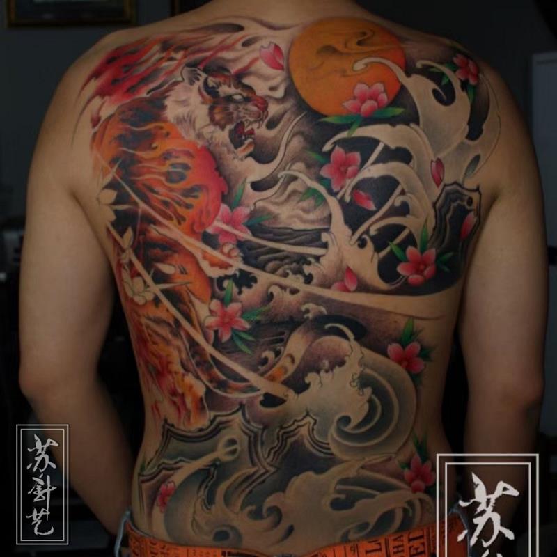 新传统满背猛虎纹身，浪花纹花拼接霸气大面积满背纹身