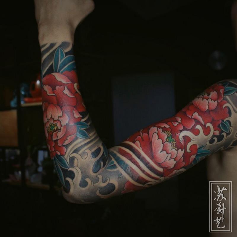 日式传统牡丹花臂，饱满大朵牡丹卷浪整臂纹身图案